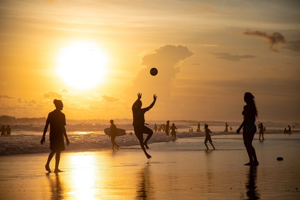 Beachvolleyballspiel im Sonnenuntergang